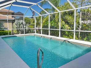 Casa, varias camas (Peaceful home with pool and steps to ) | Piscina | Una piscina climatizada