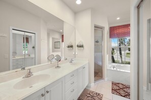獨棟房屋, 多張床 (Peaceful home with pool and steps to ) | 浴室 | 免費盥洗用品、吹風機、毛巾