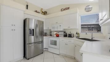 Casa, varias camas (Pet-friendly home with southern expos) | Cocina privada | Refrigerador, microondas, horno y parrilla de estufa