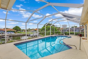 Talo, useita sänkyjä (Pet-friendly home with southern expos) | Uima-allas | Lämmitetty uima-allas