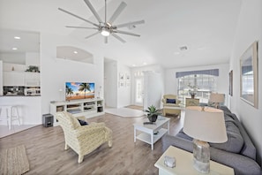 House, Multiple Beds (Inviting, quiet home in with pool and) | Living area