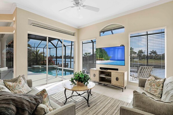 Maison, Plusieurs lits (Elegantly decorated waterfront home w) | Aire de séjour | Téléviseur à écran plat