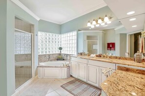 Ferienhaus, Mehrere Betten (Elegantly decorated waterfront home w) | Badezimmer | Kostenlose Toilettenartikel, Haartrockner, Handtücher
