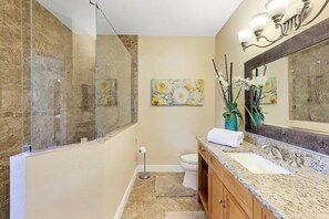 House, Multiple Beds (550 Inlet Drive) | Bathroom | Free toiletries, hair dryer, towels - 550 Inlet Drive (Marco Island)