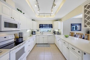 House, Multiple Beds (550 Inlet Drive) | Private kitchen | Microwave, stovetop, dishwasher, cookware/dishes/utensils - 550 Inlet Drive (Marco Island)