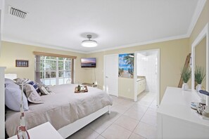 Maison, Plusieurs lits (Pet-friendly waterfront with pool and) | 3 chambres, fer et planche à repasser, literie fournie