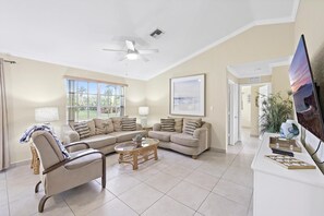Maison, Plusieurs lits (Pet-friendly waterfront with pool and) | Aire de séjour | Téléviseur à écran plat