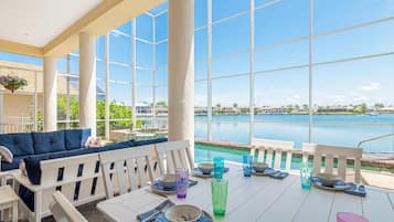 Casa, varias camas (Waterfront home with pool, spa and 2n) | Restaurante al aire libre