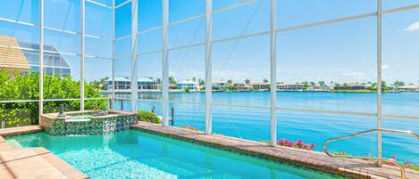 Maison, plusieurs lits (Waterfront home with pool, spa and 2n) | Piscine | Piscine chauffée