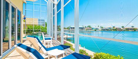 Ferienhaus, Mehrere Betten (Waterfront home with pool, spa and 2n) | Unterkunftsgelände