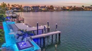 Hus, flere senger (Waterfront home with pool, spa and 2n) | Terrasse/patio