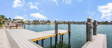 單棟房屋, 多張床 (Waterfront home with pool, spa and 2n) | 其他設施