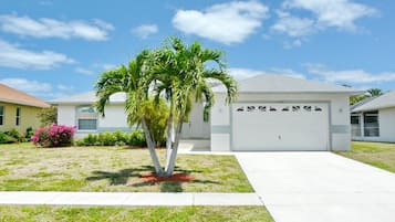 House, Multiple Beds (1292 Bayport Avenue) | Street view