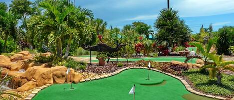 Casa, varias camas (1292 Bayport Avenue) | Minigolf