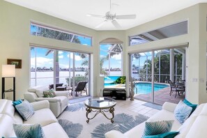 Casa, varias camas (Waterfront home with views, pool and ) | Área de sala de estar