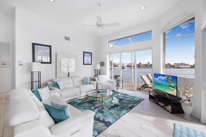 Talo, useita sänkyjä (Waterfront home with views, pool and ) | Oleskelualue