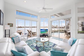 Casa, varias camas (Waterfront home with views, pool and ) | Área de sala de estar