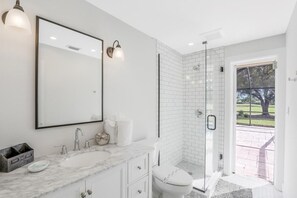 House, Multiple Beds (216 Shadowridge Court) | Bathroom