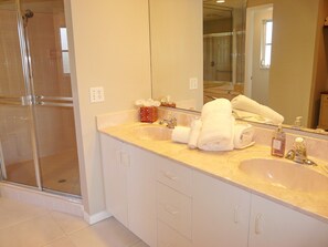 Maison, plusieurs lits (438 North Barfield Drive) | Équipements de salle de bain