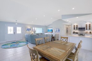 Hus, flere senger (Pet-friendly waterfront home on key l) | Eget kjøkken | Kjøleskap, mikrobølgeovn, ovn og kokeplater