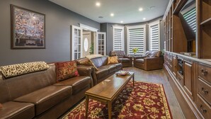 Living area - The Kings Inn (Quinte West)