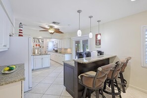 ハウス ベッド (複数台) (775 Willow Court) | 専用キッチン | 冷蔵庫、電子レンジ、オーブン、コンロ