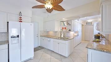 House, Multiple Beds (775 Willow Court) | Private kitchen | Fridge, microwave, oven, stovetop