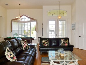 Maison, plusieurs lits (779 Amazon Court) | Coin séjour