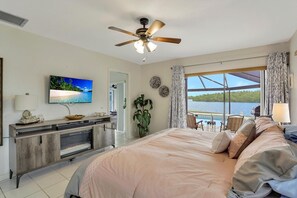 Maison, Plusieurs lits (Waterfront home on key lot with pool/) | 3 chambres, literie fournie