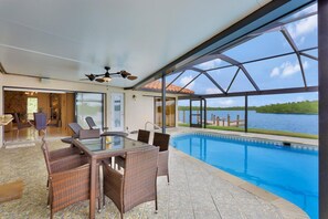 独立别墅, 多张床 (Waterfront home on key lot with pool/) | 泳池 | 恒温泳池