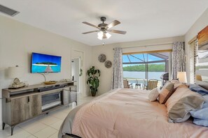 ハウス ベッド (複数台) (Waterfront home on key lot with pool/) | 3 室のベッドルーム、ベッドシーツ