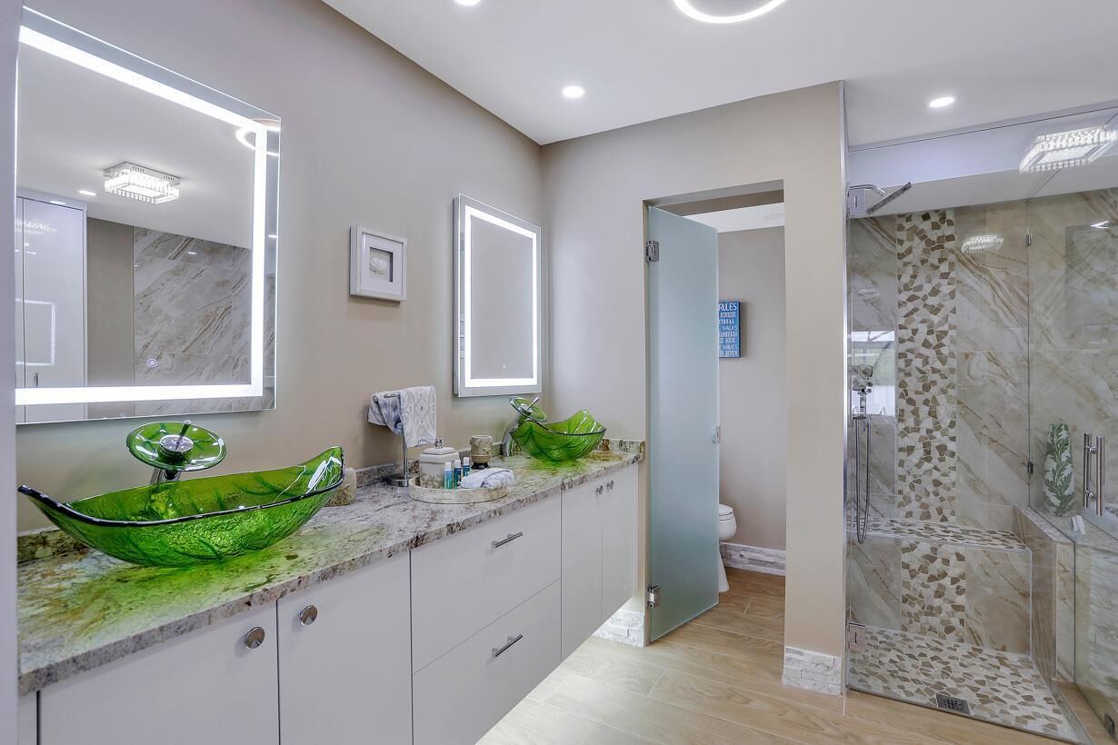 House, Multiple Beds (Waterfront home on key lot with pool/) | Bathroom