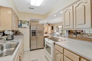 하우스, 침대(여러 개) (805 Saturn Court) | 전용 주방 | 조리 도구/접시/주방 기구