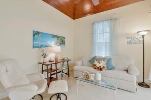 Casa, várias camas (805 Saturn Court) | Sala de estar | TV, brinquedos