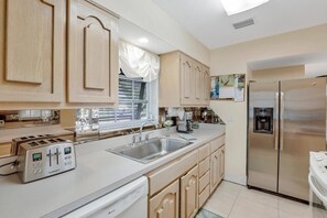 Casa, várias camas (805 Saturn Court) | Cozinha privada | Talheres/pratos/utensílios de cozinha