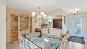 Unclassified image, 4 of 24, button - 805 Saturn Court (Marco Island)