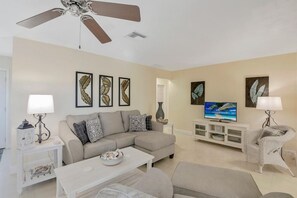 하우스, 침대(여러 개) (805 Saturn Court) | 거실 | TV, 장난감