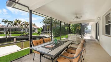 Nhà, nhiều giường (Pet-friendly waterside home with pool) | Khu ẩm thực ngoài trời