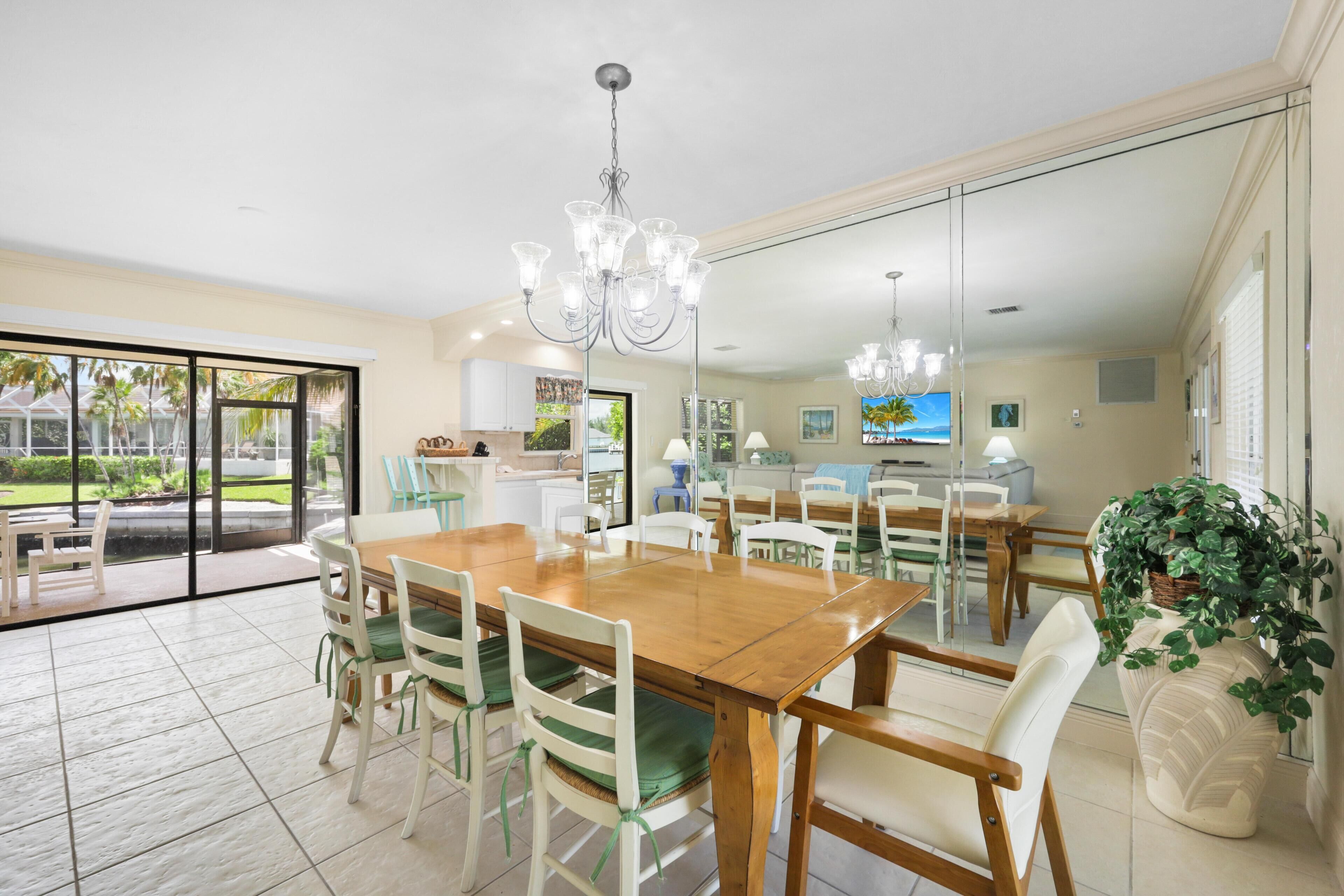 Nhà, nhiều giường (Pet-friendly waterside home with pool) | Khu ăn uống