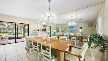 Nhà, nhiều giường (Pet-friendly waterside home with pool) | Khu ăn uống