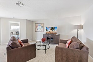 Talo, useita sänkyjä (Waterfront home with pool and western) | Oleskelualue | Taulutelevisio