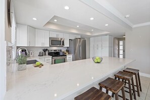 Casa, várias camas (Waterfront home with pool and western) | Cozinha privada | Geladeira, micro-ondas, fogão, cooktop