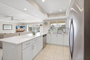 Private kitchen - Waterfront Home With Pool and Western Exposure (Marco Island)