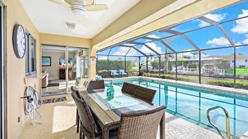Casa, varias camas (Waterfront home with pool and western) | Restaurante al aire libre
