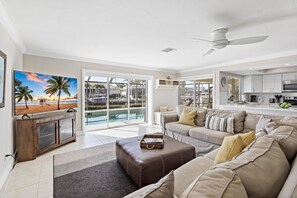 Living area - Waterfront Home With Pool and Western Exposure (Marco Island)