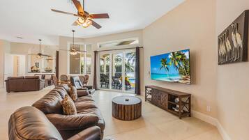 Rumah, Beberapa Tempat Tidur (Waterfront home with pool, spa and wa) | Area keluarga | TV layar datar