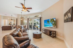 Nhà, nhiều giường (Waterfront home with pool, spa and wa) | Khu phòng khách | TV màn hình phẳng