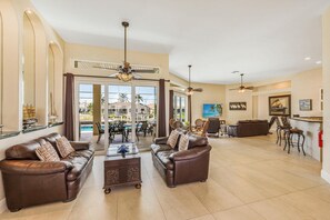 Ferienhaus, Mehrere Betten (Waterfront home with pool, spa and wa) | Wohnbereich | Flachbildfernseher