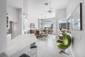 ハウス ベッド (複数台) (Stylish waterfront home with pool and) | 内装