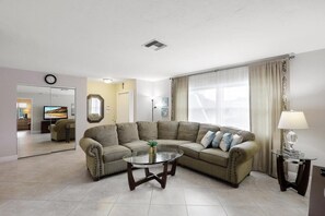 Casa, varias camas (Centrally located pet-friendly home w) | Área de sala de estar